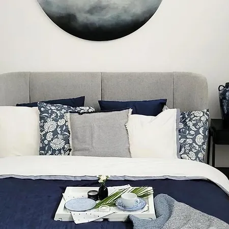 Modern Comfort Next To Historic Sights Apartment